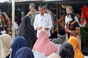 Didampingi Mensos Risma, Presiden Jokowi Serahkan Bantuan untuk Warga Banten