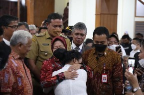 Peduli Disabilitas, Mensos Risma Disambut Hangat Jemaat Gereja HKBP Maranatha