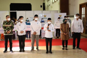 Bersama Mensos Risma, Wapres Maruf Amin Salurkan Bantuan Lansia di Surabaya