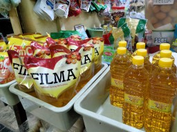 Beli Minyak Goreng di Surabaya Pakai Aplikasi PeduliLindungi