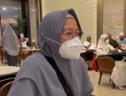 Tersenggol Askar, Mensos Risma Terjatuh di Masjidil Haram