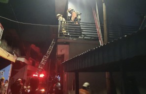 Rumah di Asem Jajar Surabaya Terbakar, Satu Orang Dilarikan ke Rumah Sakit