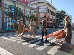Tren Fashion Week, Namira Ecoprint Pamerkan Busana di Jalan Tunjungan Surabaya