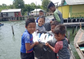 Gembiranya Anak-anak Suku Laut Dapat Bantuan Seragam Sekolah dari Kemensos