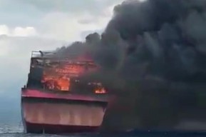 Kapal Penangkap Ikan KM Lautan Papua Indah Terbakar di Perairan Probolinggo