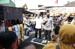 Presiden Jokowi Serahkan Langsung Bantuan Sosial ke Warga Semarang