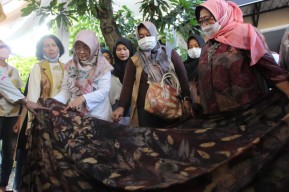 50 Ecoprinter dari Enam Kota Kunjungi Butik Namira di Surabaya