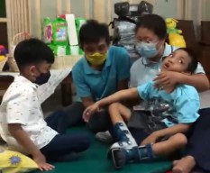 Mensos Risma dan Cucu Jokowi Jan Etes Kunjungi Bocah Pengidap Cerebral Palsy