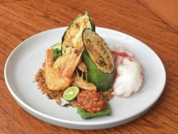 Sambut Hari Kemerdekaan, Hotel Luminor Surabaya Sajikan Nasi Bakar Bambu Runcing