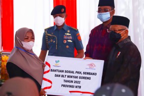 Wapres Ma'ruf Amin Bangkitkan Semangat Warga Mataram dengan Bansos