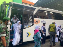 Tiba di Juanda, Jemaah Haji Kloter 1 Debarkasi Surabaya Jalani Tes Kesehatan