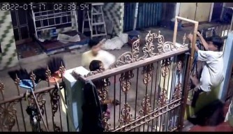 Tiga Bocah di Surabaya Terekam CCTV Curi 3 Pasang Sandal Jepit Merek Fipper