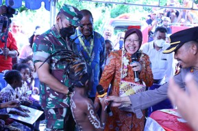 Dukung Pemberdayaan Ekonomi Papua, Mensos Risma Serahkan Bantuan di Waropen