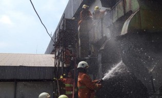 Toko di Kompleks Andika Plaza Surabaya Terbakar, 13 Unit PMK Dikerahkan