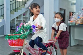 Cucu Mensos Risma Berbagi Kebahagiaan dengan Gadis Penderita Jantung Asal Aceh