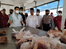 Pantau Pemotongan Hewan Kurban, Plt Gubernur Jatim Kunjungi RPH Surabaya