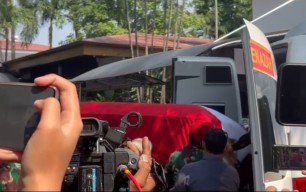 Berselimut Kain Merah Putih, Jenazah Menpan RB Tiba di Rumah Duka Widya Chandra