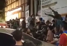 Diduga Maling Motor, Seorang Pemuda Dikeroyok Massa di G-Walk Citraland Surabaya