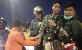 Terlilit Hutang, Pria di Surabaya Nyaris Loncat dari Jembatan Mayangkara