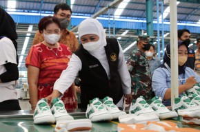 Lepas Ekspor 14 Ribu Sepatu ke China, Gubernur Khofifah: Good News dari Madiun