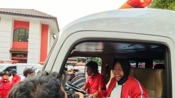 Ketika Adian Napitupulu Sopiri Mensos Risma dengan Mobil Klinik Keliling Desa