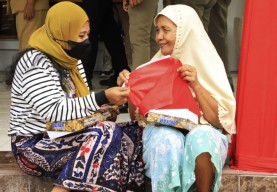 Pemprov Jatim Bagi-bagi 77 Ribu Bendera Merah Putih Gratis, Ini Syaratnya