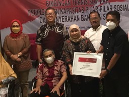 Kemensos Hadir Bantu Lansia yang 5 Tahun Harus Berjalan dengan Tongkat