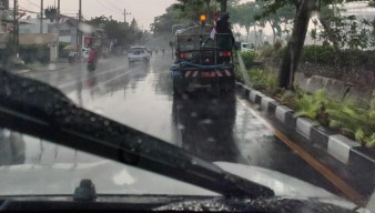 Netizen Sindir Mobil Pemkot Surabaya Siram Pohon saat Hujan: Benar-benar Cerdas