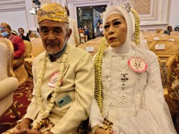 Senyum Bahagia Pasangan Lansia Peserta Nikah Massal Pemkot Surabaya