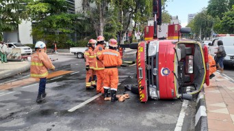Hindari Motor, Mobil PMK di Surabaya Terbalik