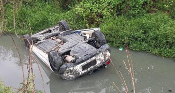 Salah Injak Rem, Honda Brio Nyemplung Sungai di Surabaya