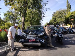 Kecelakaan di Surabaya, Mobil Pelat Merah Tabrak Pemotor di Jalan Prapen
