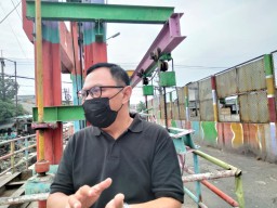 Pemkot Surabaya Ambil Sampel Air Sungai Kalisari yang Penuh Busa untuk Diuji Lab