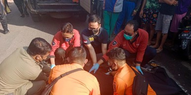 Gagal Salip Truk Tangki Air, Pengendara Motor di Surabaya Tewas Terlindas