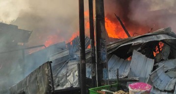 Gudang Rongsokan di Surabaya Terbakar, Seorang Nenek Alami Luka Bakar