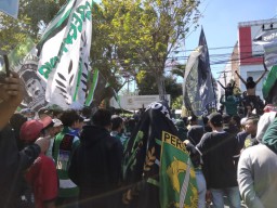 Aksi Demo Bonek Tuntut Jadwal Pertandingan Liga 1 Tidak Digelar Malam Hari