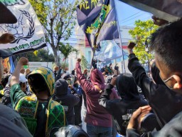Tuntutan Bonek Dikabulkan, Persebaya Tak Lagi Tanding Malam di Stadion GBT