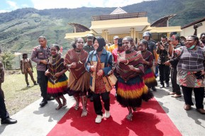 Cerita Mensos Risma Kirim Bantuan Langsung ke Puncak Jaya Papua