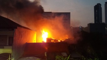 Gudang Percetakan di Surabaya Terbakar, 19 Unit PMK Dikerahkan