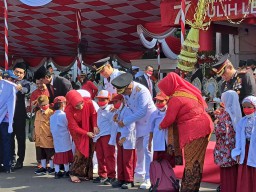 Wali Kota Surabaya Bagikan Seragam ke Siswa MBR  di Momen Upacara HUT RI ke 77