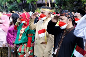 Berbaju Adat, Kemensos Gelar Upacara HUT RI Diiringi Marching Band Disabilitas