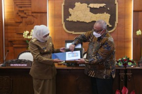 BI Luncurkan Uang Baru, Gubernur Khofifah Jadi Pemilik Pertama di Jawa Timur