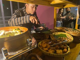 ARTOTEL TS Suites Meriahkan HUT RI dengan Menu Tradisional dan Hiburan Jadul