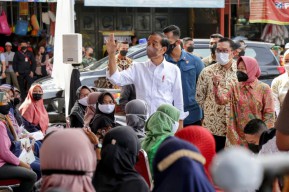 Didampingi Mensos Risma, Presiden Jokowi Serahkan Bantuan ke Warga Bandung