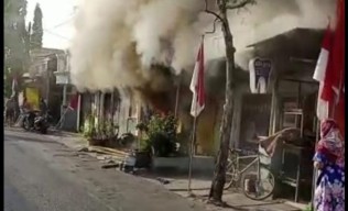 Warung di Surabaya Terbakar, Diduga Akibat Korsleting Listrik