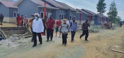 Mensos Risma Cek Kesiapan Rumah Pengungsi Sentani yang Bakal Diresmikan Jokowi