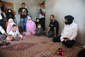 Mensos Risma Serahkan Bantuan ke Bocah Penderita Jantung Bocor di Banten