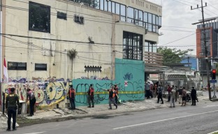 Satpol PP Surabaya Segel Bangunan yang Memakan Badan Jalan, Kasatpol: Bongkar