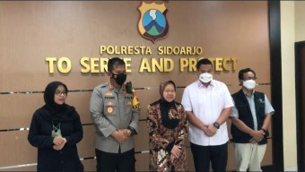 Peduli Anak-anak, Mensos Risma Kunjungi Bocah Korban Pencabulan di Sidoarjo