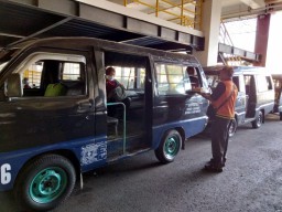 Nasib Sopir Angkot di Tengah Kenaikan Harga BBM